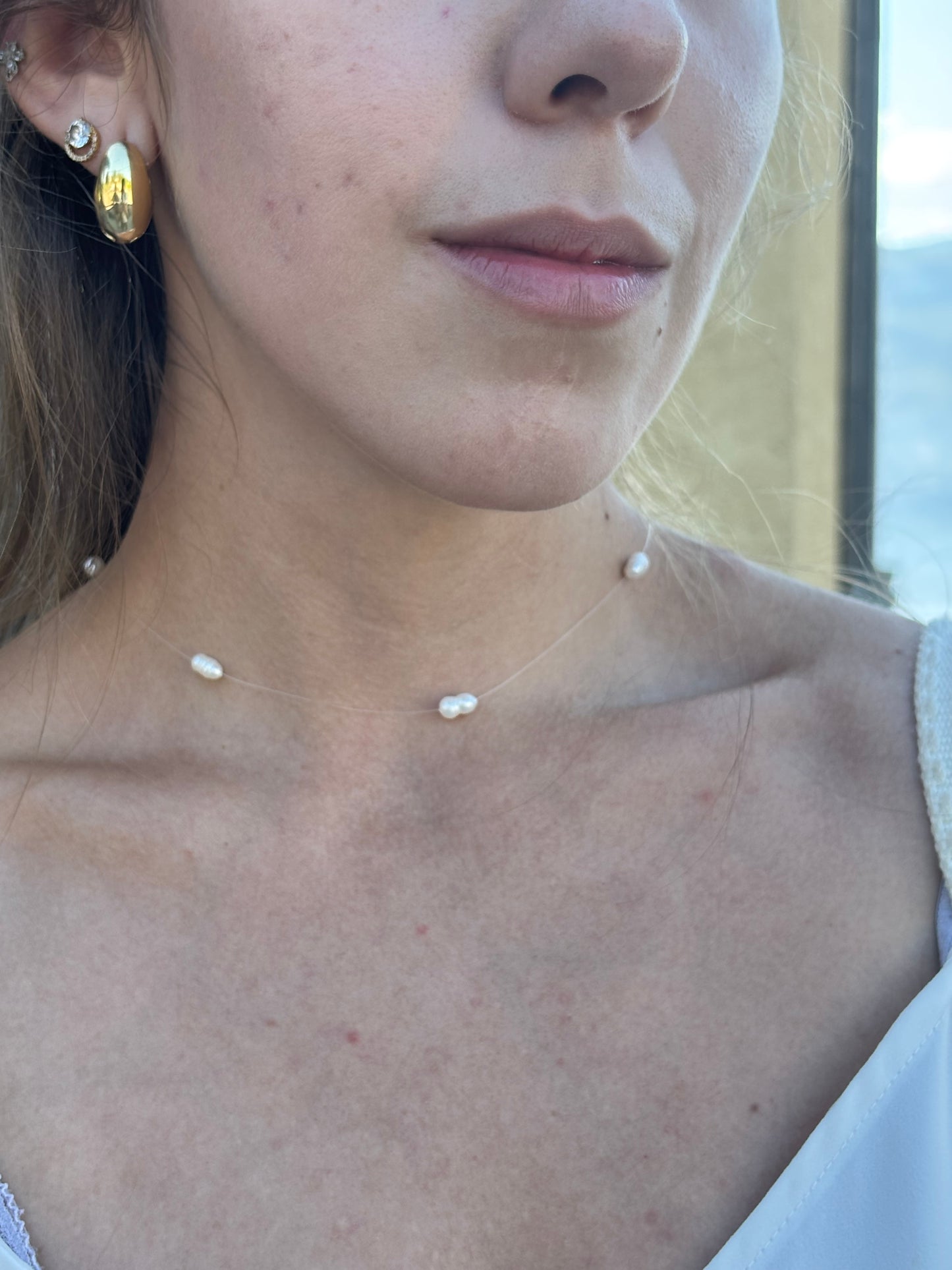 Invisible choker pearl necklace