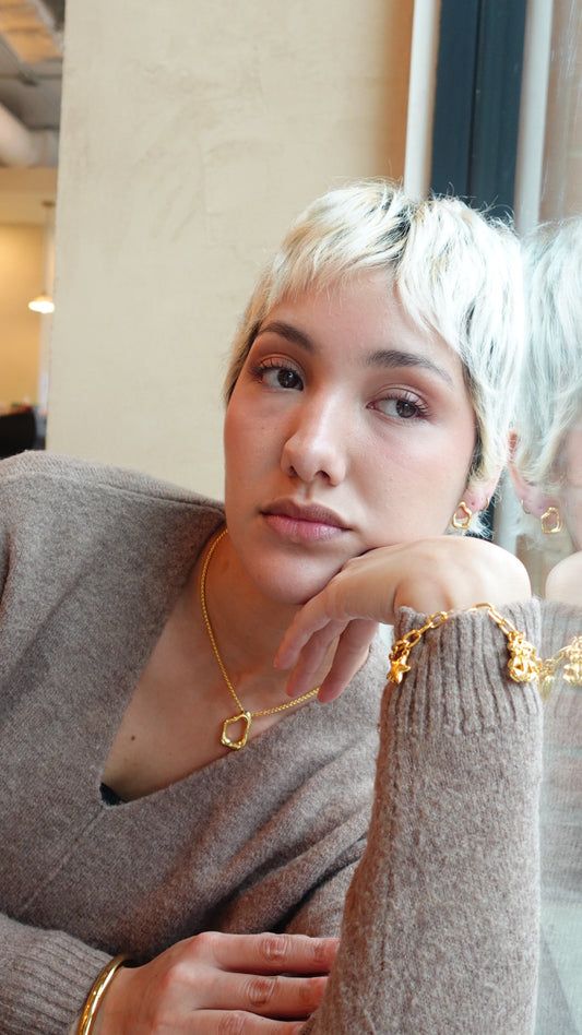 Gold jewelry trendy and minismalistic in canada